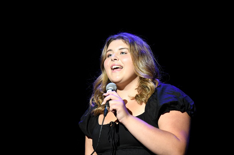 Emma Topp singing
