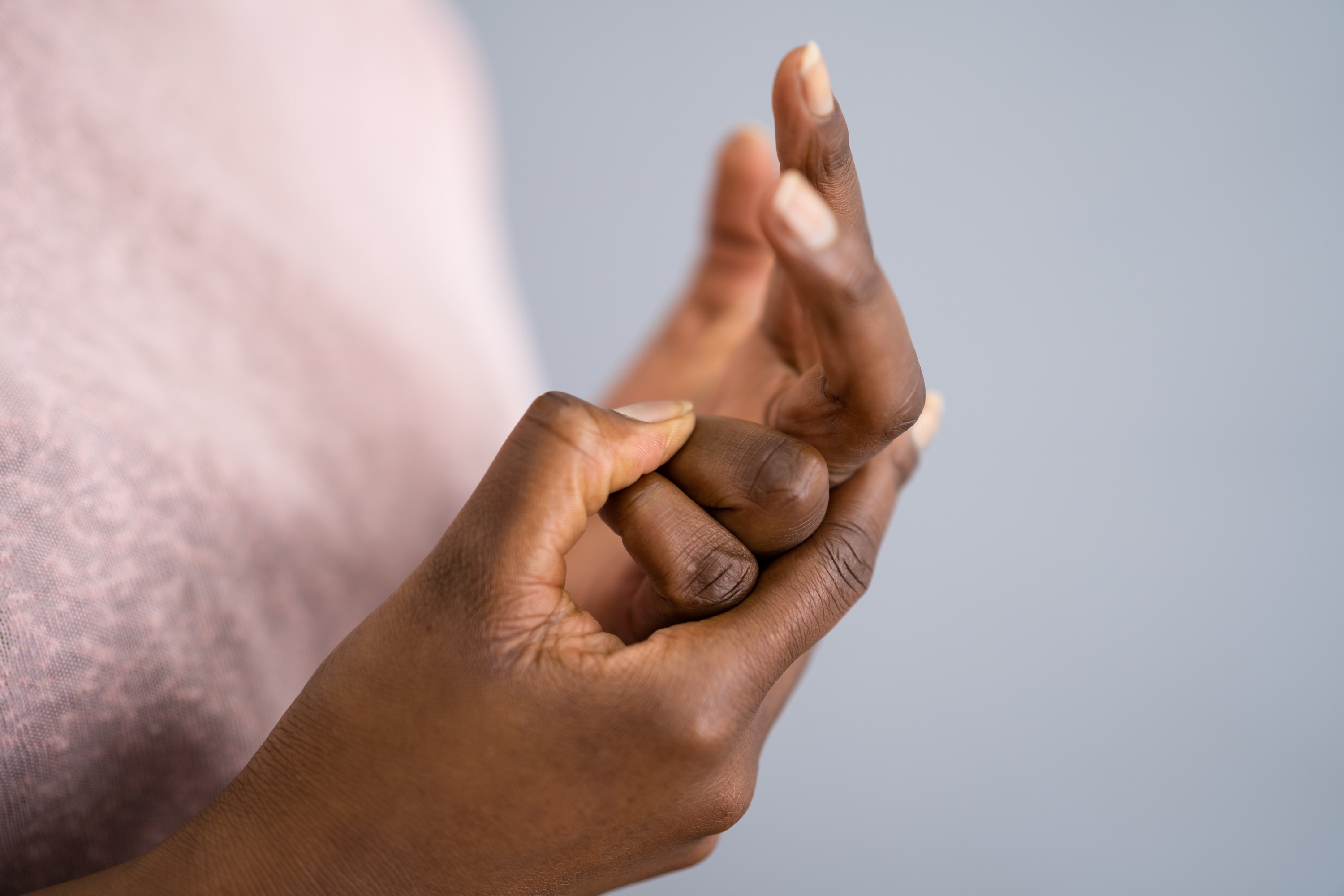Hand cracking knuckles